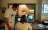 Radiologen in het Amsterdam UMC bekijken MRI-beelden. beeld ANP, Robert van den Berge