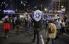 Israëlische betogers zaterdag in Tel Aviv. Demonstranten gaan al wekenlang de straat op uit onvrede over de geplande juridische hervormingen. beeld EPA, ABIR SULTAN