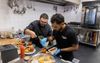 Kok Hossein (l.) en trainee Abdullah aan het werk in de keuken van A Beautiful Mess. beeld Erik Kottier