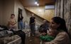 Ontheemden uit Nagorno-Karabach in een hotelkamer in de Armeense stad Goris. beeld AFP, Alain Jocard