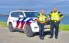 Agenten Jan Hoekman (met baard) en Stan Goud van de Zeehavenpolitie in het havengebied van Vlissingen. beeld Van Scheyen Fotografie