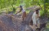 Domineesvrouw Esther Karabou is iedere bezig met stenen hakken om aan inkomsten te komen voor  haar gezin. beeld Jaco Klamer