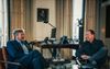 Koning Willem-Alexander bij de opname van zijn podcast. beeld RVD
