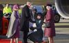 Kroonprinses Mary begroet de Spaanse koning en koningin met een diepe kniebuiging als ze aankomen voor een staatsbezoek aan Denemarken in november vorig jaar. beeld AFP, Liselotte Sabroe