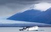 De Vatnajökullgletsjer is de op een na grootste van Europa. De uitlopers breken af en komen als ijsbergen in het Jökulsárlónmeer tercht, waarna ze langzaam in zee drijven.  beeld Henk Visscher