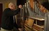 Han Reil demonstreert in het Orgelmuseum in Elburg hoe je een orgel stemt. Beeld Youtube
