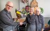 Willie van Walsum (m.) is vrijwilliger bij PLUKgeRUST in Achterberg. De bloemen worden overhandigd door twee bewoners van de woongroep: Jan van de Brink (52) en Hanny Roelofsen (61). beeld Herman Stöver