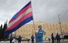 Demonstrant zwaait met transgendervlag. De wereldwijde autoriteit op het gebied van transgenderzorg zou kwetsbare mensen bewust misleiden. beeld EPA, Orestis Panagiotou
