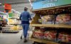 Producten die tegen de houdbaarheidsdatum aan zitten, worden tegen spotprijzen aangeboden bij Lidl. De supermarktketen verkoopt groenten voor 25 cent. Vlees en vis voor het dubbele. beeld ANP, Koen van Weel