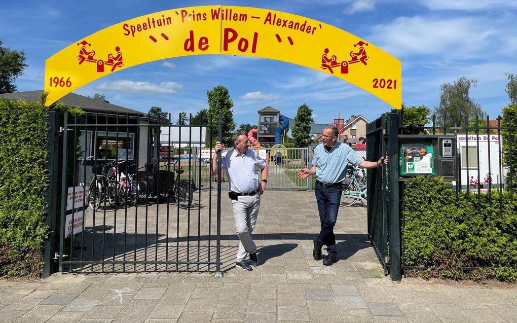 Bestuurslid Rindert van de Molen en voorzitter Gijs van Leeuwen (rechts) van speeltuin De Pol in Veenendaal. beeld speeltuin De Pol