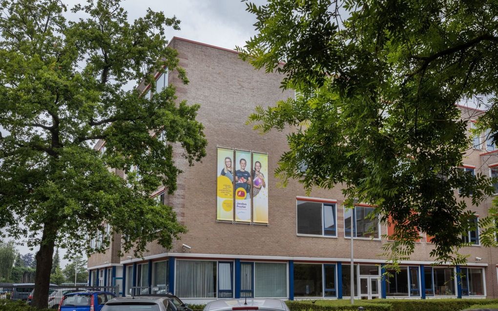 Leerlingen van de JFSG kwamen maandag bijeen voor de opening van het schooljaar. beeld RD, Henk Visscher