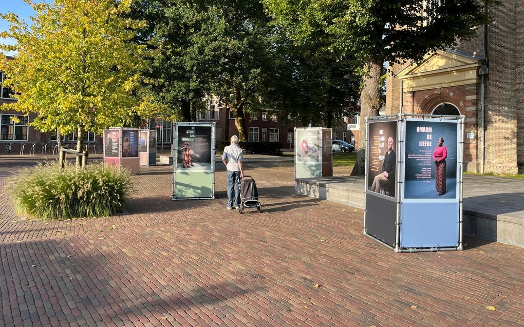 Sneeker psalmen op het Oud Kerkhof in Sneek. beeld Sjaak Verboom 