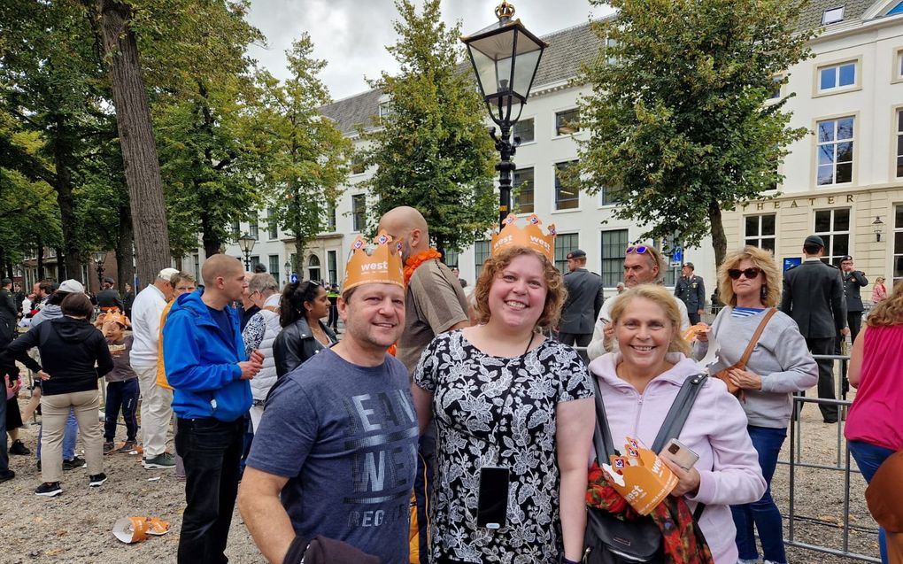 De Duitse Kerstin Schwarz (m.) met haar vader en moeder op de Lange Voorhout. beeld RD