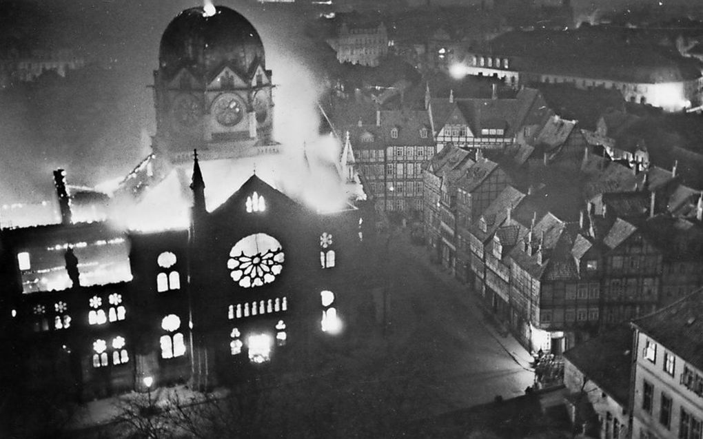 Een synagoge in Hannover gaat op 9 november 1938 tijdens de Kristallnacht in vlammen op.  beeld Wilhelm Hauschild, HAZ-Hauschild Archive 