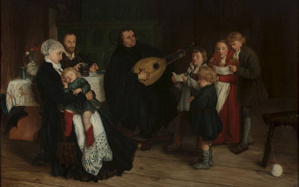 Bij huisgodsdienst hoort ook zingen, maar het christelijke lied is meer en meer verstomd. Foto: Luther musiceert met zijn gezin, schilderij van Gustav Adolph Spangenberg, 1875.  beeld Museum Catharijneconvent