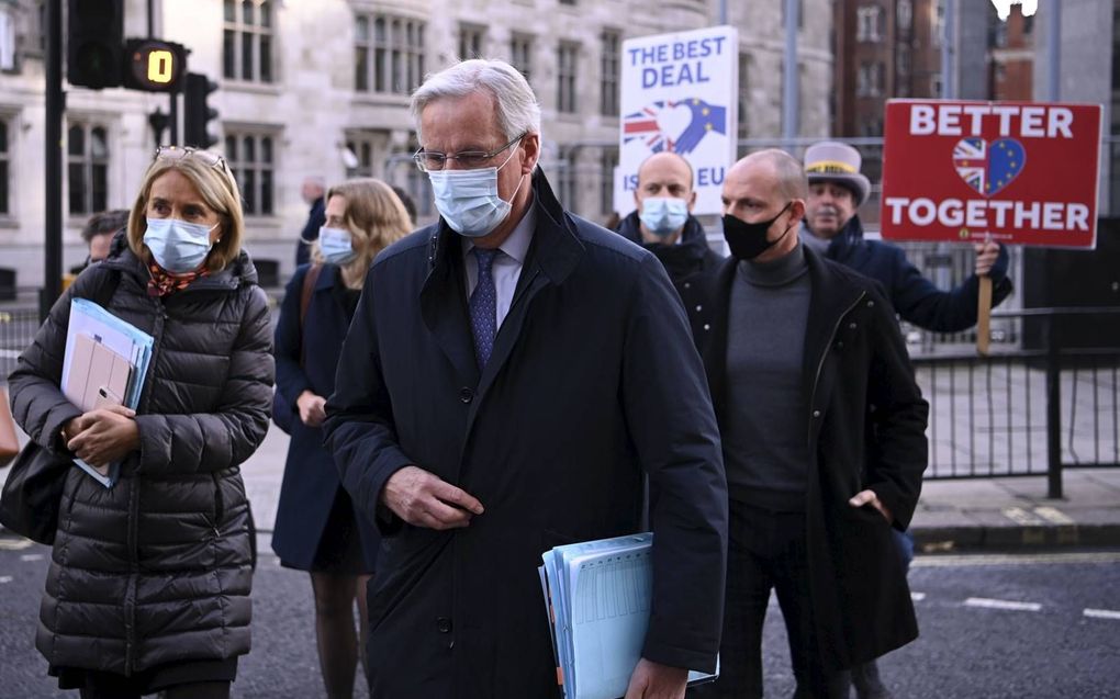 EU-brexitonderhandelaar Michel Barnier (m.). beeld AFP, Daniel Leal-Olivas