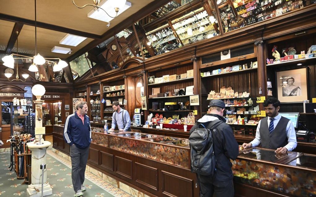 Het interieur van de Victoria Tobacconist is in 1910 nog gemoderniseerd. beeld Tony Vos