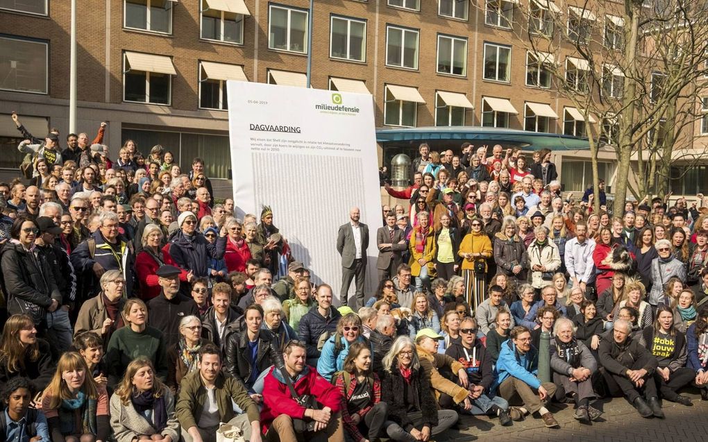 In 2018 overhandigden Milieudefensie en 400 mede-eisers de dagvaarding aan Shell in Den Haag.  beeld Michiel Wijnbergh