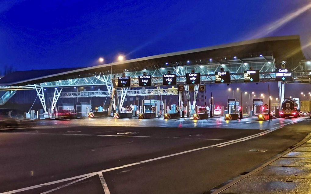 Om de bewoners van Zeeuws-Vlaanderen tegemoet te komen zou de tolheffing voor de Westerscheldetunnel moeten vervallen, vindt CU-Kamerlid Van der Graaf. Foto: het tolplein tijdens de avondspits. beeld Van Scheyen Fotografie