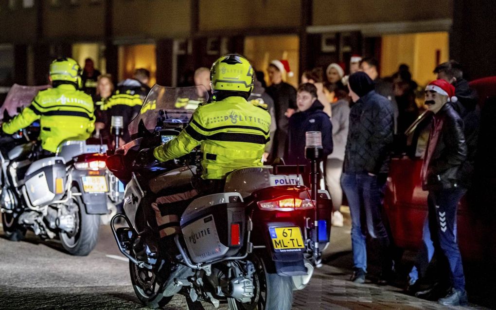 Bij rellen in Urk zijn afgelopen weekend twaalf mensen opgepakt. De meesten komen uit Urk. beeld ANP