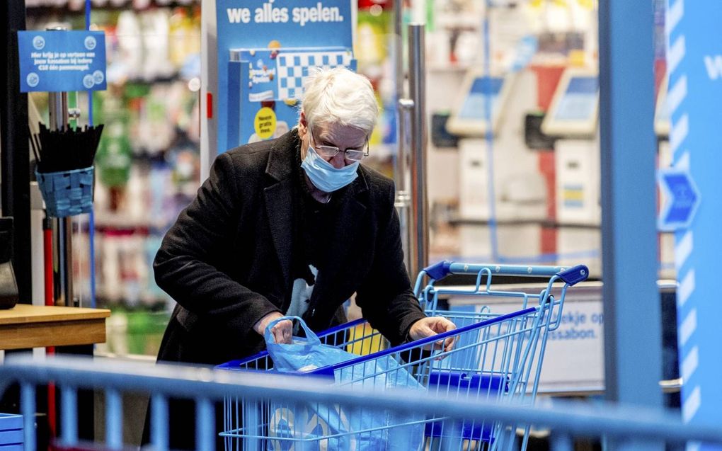 Het winkelend publiek droeg in doorsnee al een mondkapje bij het boodschappen doen. Sinds deze dinsdag geldt er een plicht. beeld ANP, Robin Utrecht