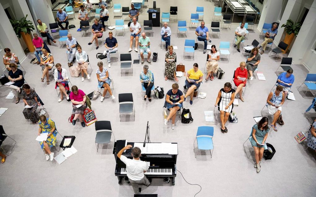 Koorzang in coronatijd is toegestaan, de mondkapjesplicht geldt niet voor koren. Foto: repetitie van Vox Jubilans uit Waddinxveen. beeld Cees van der Wal