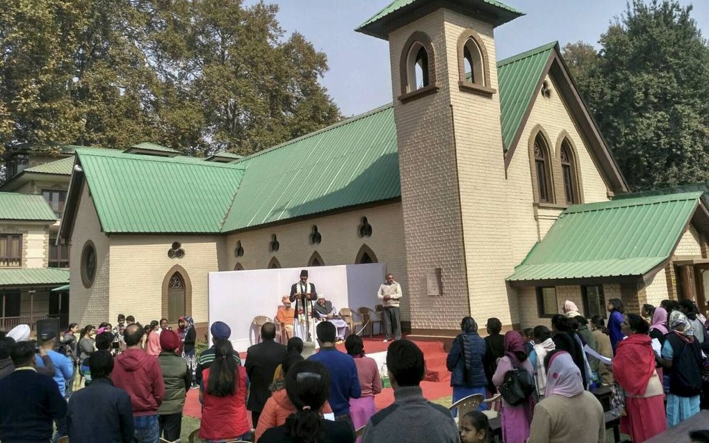 Kerkgangers komen bijeen bij een kerk in Kasjmir – in de tijd vóór de coronacrisis. Sinds augustus vorig jaar is de positie van christenen verslechterd in de Indiase regio, die ook geclaimd wordt door Pakistan. beeld Majid Maqbool