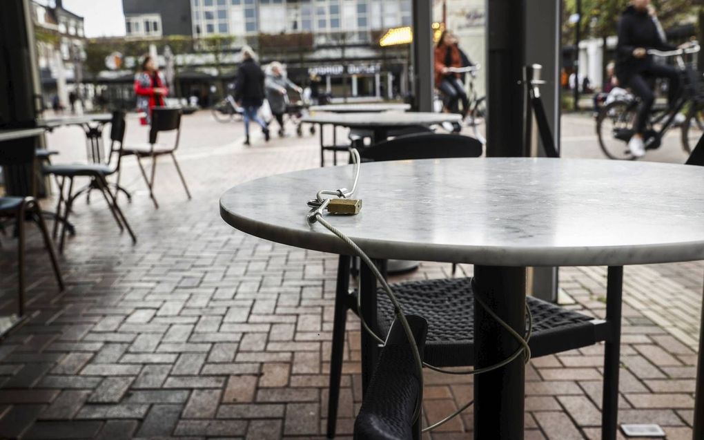 Triest beeld. In restaurants blijven de tafeltjes leeg. Veel horecaondernemers en toeleveranciers staat het water aan de lippen.   beeld ANP, Vincent Jannink