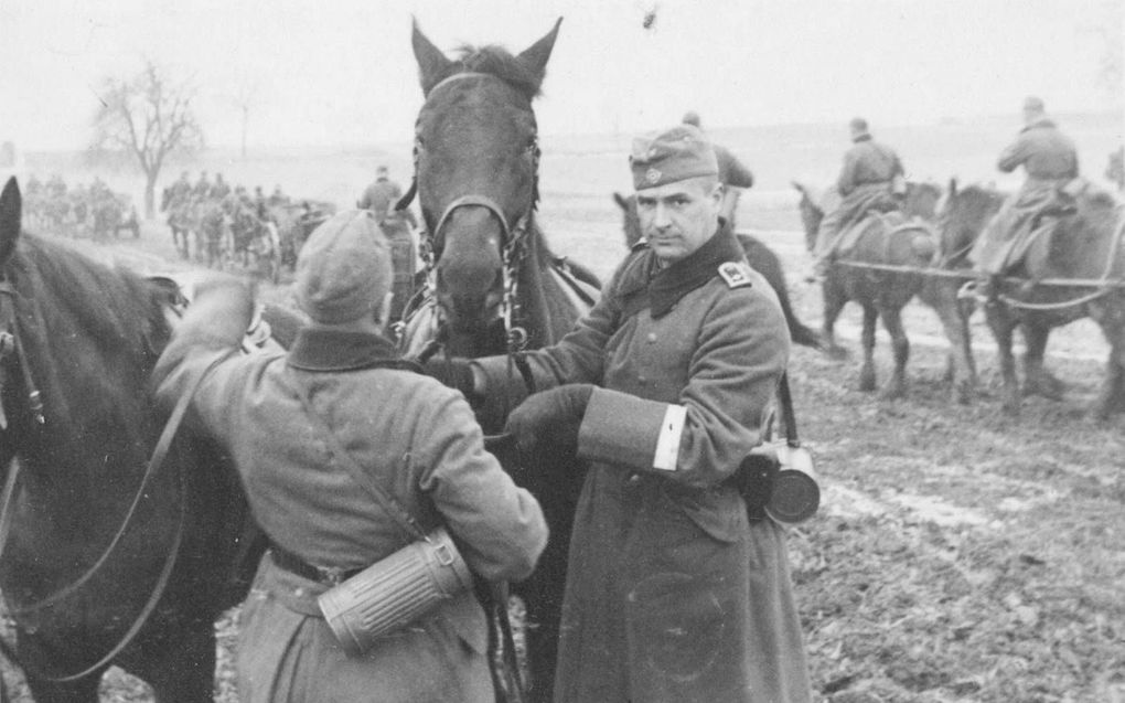 Griesinger in Wehrmacht-uniform met een van de paarden van de 25e Infanteriedivisie, circa 1939.  beeld uit ”​De leunstoel van de SS-officier”, Daniel Lee