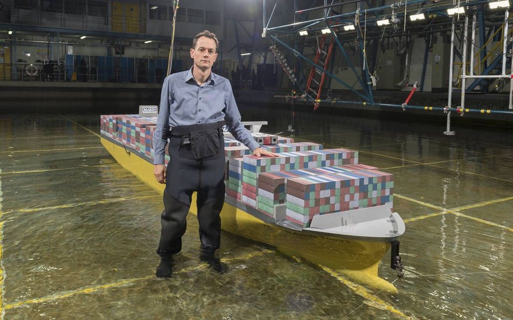 Onderzoeker Bastien Abeil van Marin testte in een bassin de kans dat containerschepen bij storm lading verliezen. beeld Marin