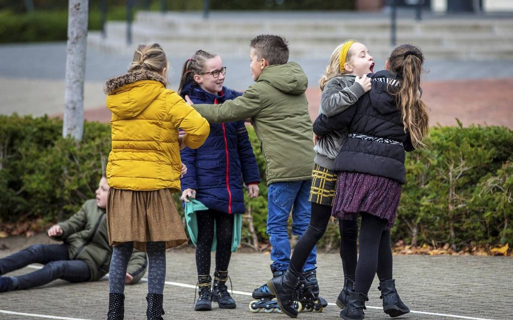 Spelende kinderen op het plein van de Seba-Rehobothschool in Ochten. beeld RD, Henk Visscher