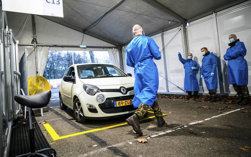 Commandant der Strijdkrachten Rob Bauer krijgt uitleg over het afnemen van de coronatest in de XL-teststraat in Eindhoven. De coronatest kan wel degelijk iets zeggen over iemands besmettelijkheid. beeld ANP, Rob Engelaar