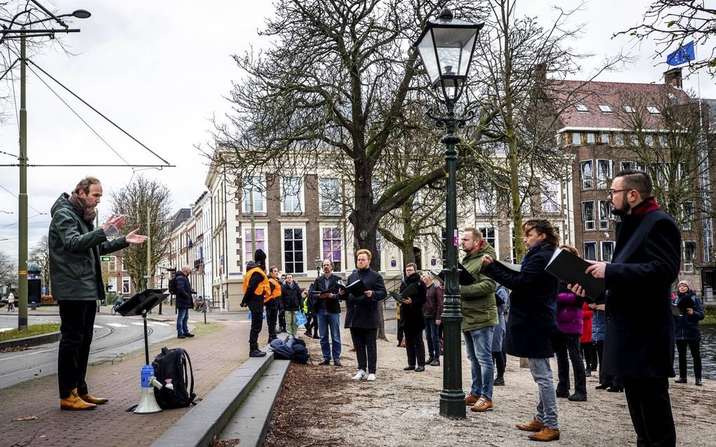 Musici vanuit de koorsector demonstreren in Den Haag. Onder leiding van dirigent Patrick van der Linden (links) 'zongen' ze het stuk "4'33" van John Cage. beeld ANP, Sem van der Wal