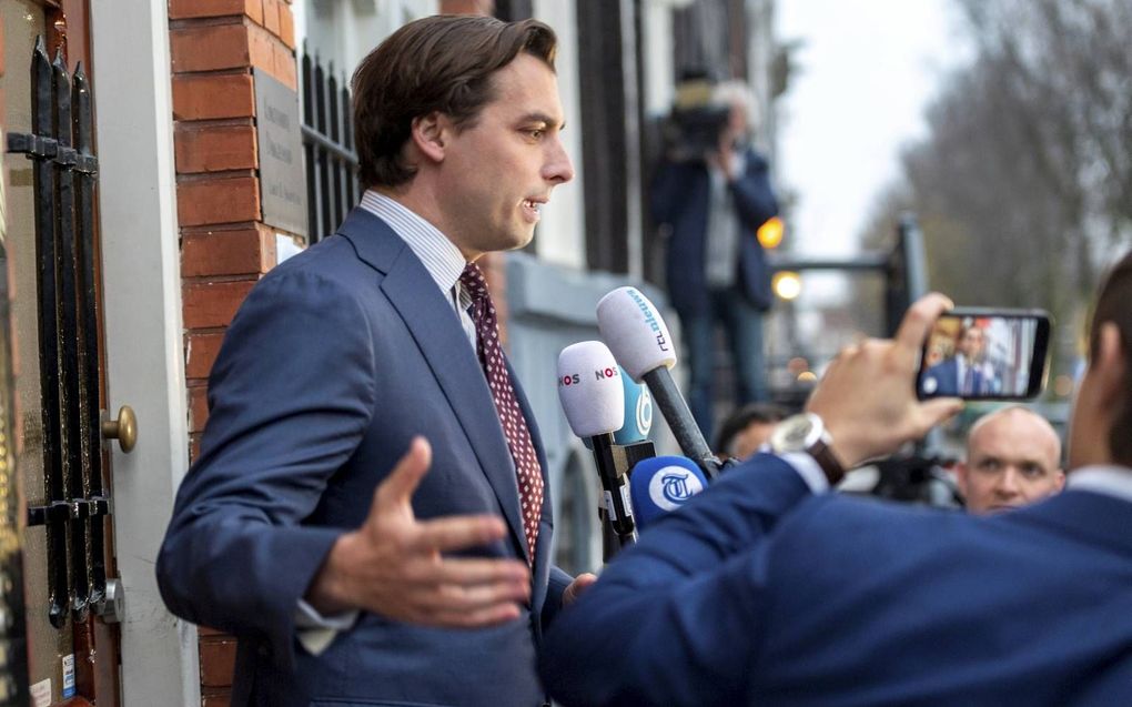 Thierry Baudet stond vrijdag voor het partijkantoor van Forum voor Democratie in Amsterdam de pers te woord. beeld ANP, Evert Elzinga