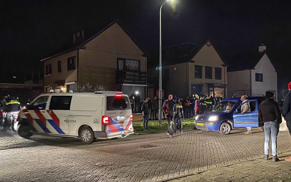 De politie moest zaterdagavond opnieuw ingrijpen bij rellen in Urk. Jongeren gooiden met molotovcocktails en gevaarlijk vuurwerk. beeld ANP, Ginopress