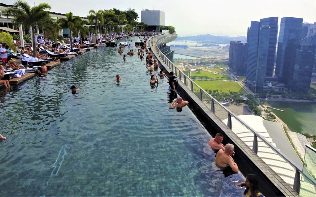 Spectaculair zwemmen in de ”infinity pool” (oneindig zwembad) op het dak van Marina Bay Sands Hotel. beeld Marius Bremmer