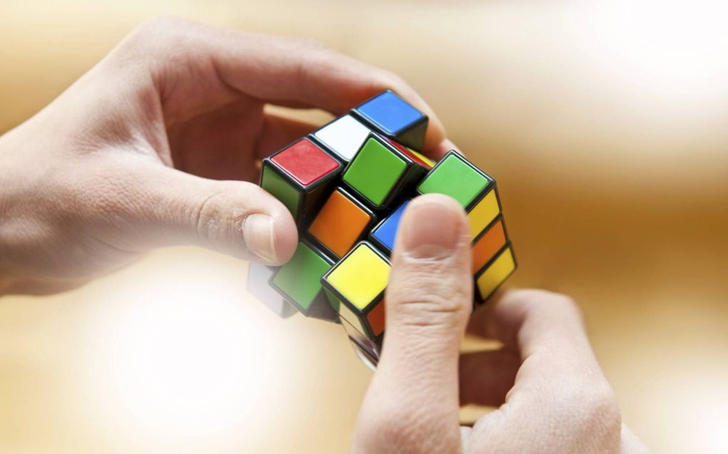 De Rubiks kubus is in minimaal twintig draaiingen helamaal op te lossen. Uitvinder Ernő Rubik, een Hongaarse hoogleraar architectuur, schreef er na 46 jaar een boek over. beeld iStock