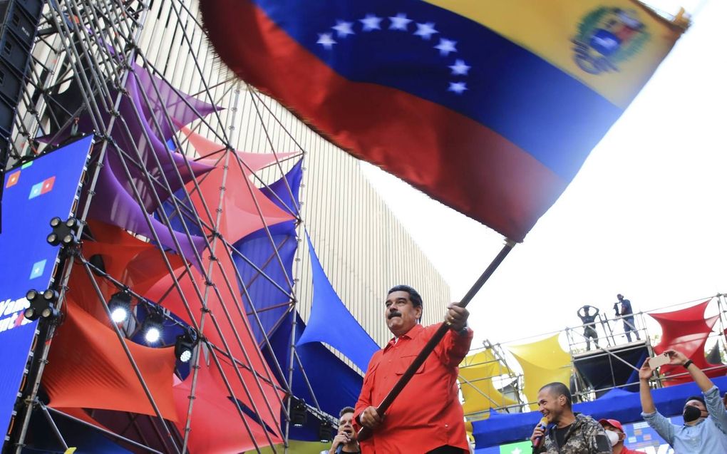 De Venezolaanse president Nicolas Maduro spreekt aanhangers toe tijdens een verkiezingsbijeenkomst in de hoofdstad Caracas. beeld AFP, Jhonn Zerpa