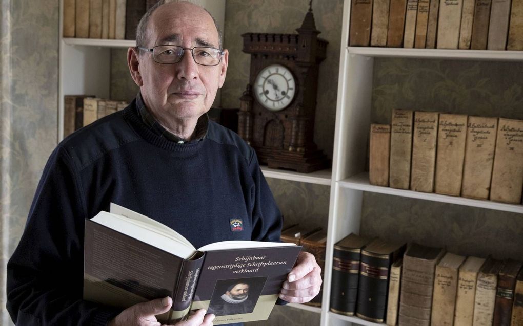 Ed Kooijmans, oud-leraar Nederlands aan het Van Lodenstein College te Amersfoort, hertaalde het boek ”Schijnbaar tegenstrijdige Schriftplaatsen verklaard” van de zeventiende-eeuwse theoloog Johannes Polyander. beeld RD, Anton Dommerholt