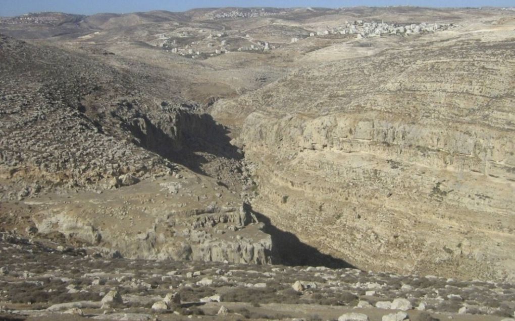 Het al-Aliliyat ravijn. Op de achtergrond het dorp Muchmas, waar voorheen het oude Joodse Michmas lag. beeld Dvir Raviv/Bar-Ilan Universiteit