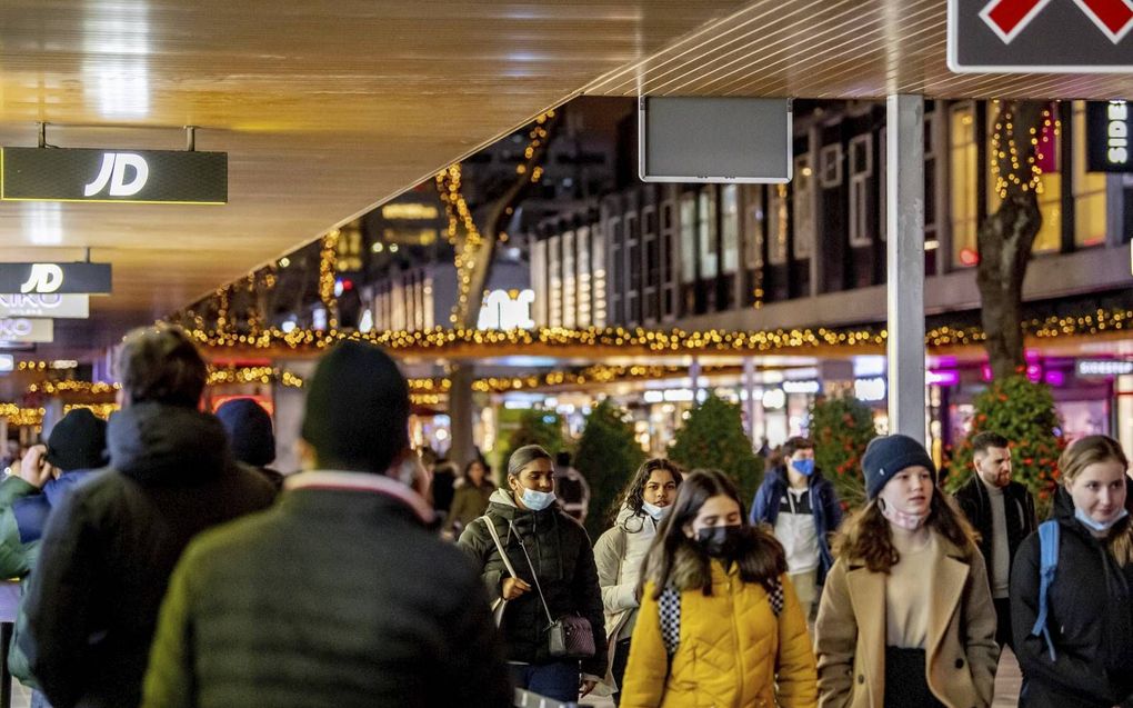 Drukte in een winkelstraat in Rotterdam. beeld ANP, Robin Utrecht