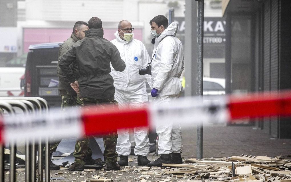 Leden van de technische recherche en Defensie doen onderzoek bij winkelcentrum Beverhof in Beverwijk. Bij een explosie woensdagmorgen vroeg raakte de gevel van een Poolse supermarkt fors beschadigd. beeld ANP, Remko de Waal