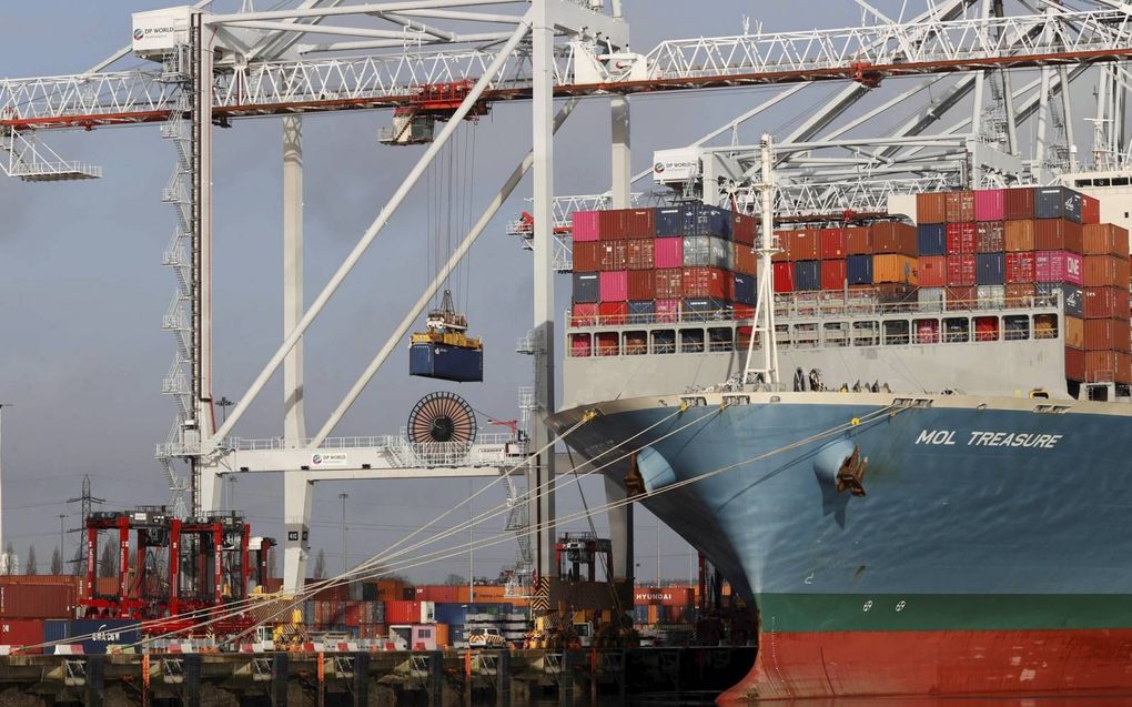 Een schip met containers in Zuid-Engeland. beeld AFP, Adrian Dennis