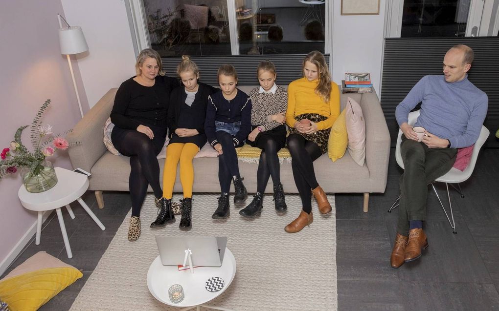 Familie van Toor uit Woerden luistert maandagavond naar de toespraak van premier  Rutte over de nieuwe lockdown. V.l.n.r.: Corine van Toor, Sara, Frederike, Justine, Anna en Just van Toor. beeld Erik Kottier Fotografie