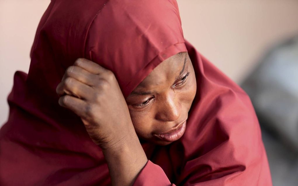 De moeder van Muhammad Bello, één van de ontvoerde jongens in de Nigeriaanse stad Kankara, maandag. Terreurbeweging Boko Haram stelt 523 schooljongens gevangen te houden. beeld Reuters, Afolabi Sotunde