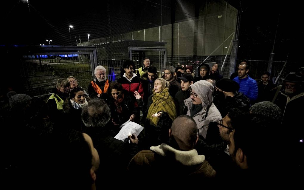 Een wake bij Kamp Zeist vanwege de dreigende uitzetting van een Iraans christelijk gezin. De uitzettting ging uitendelijk niet door. beeld Jeroen Jumelet