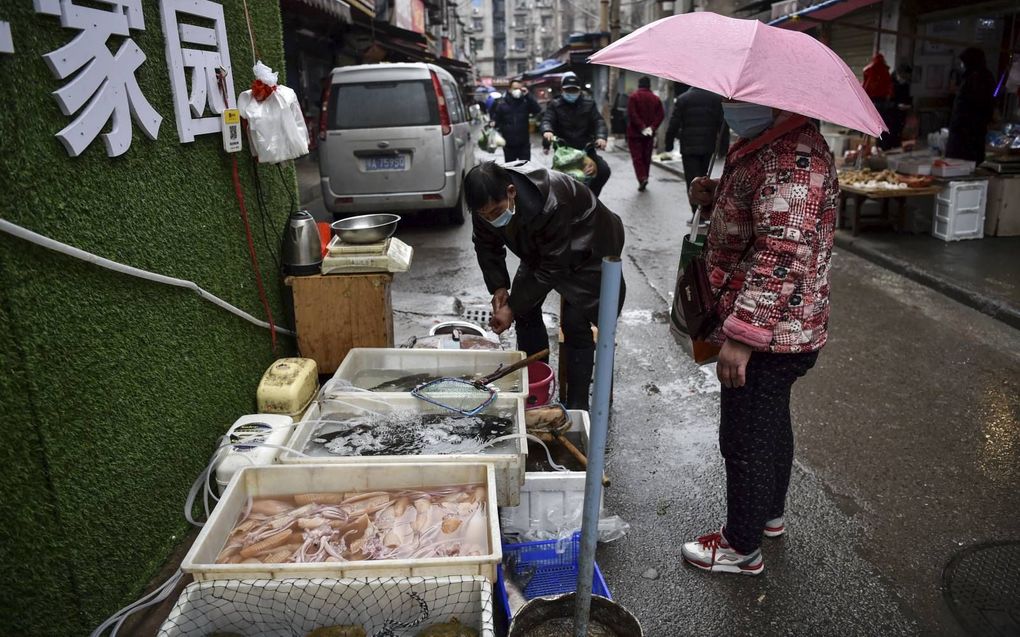 De vismarkt in Wuhan, 24 januari. beeld AFP, Hector Retamal