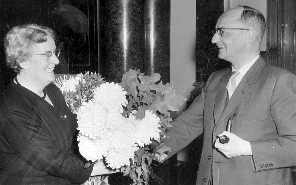 Prof. Van Ruler overhandigt bloemen aan zijn vrouw toen zij in 1963 haar studie rechten succesvol had afgesloten. beeld archief Van Ruler