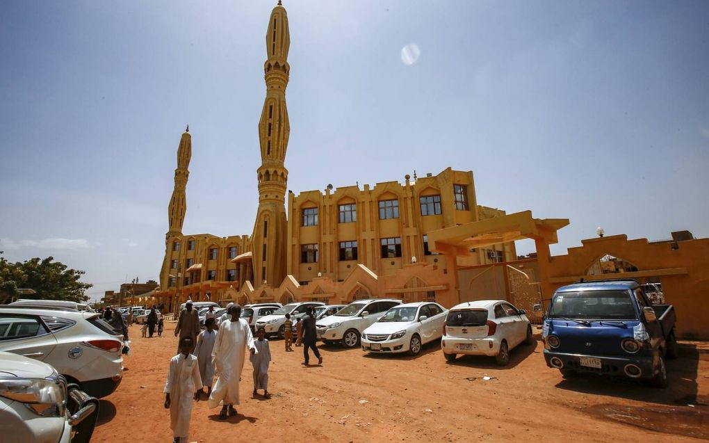 Sudanese moslims arriveren bij een moskee in Khartoem voor het vrijdagmiddaggebed. beeld AFP, Ashraf Shazly