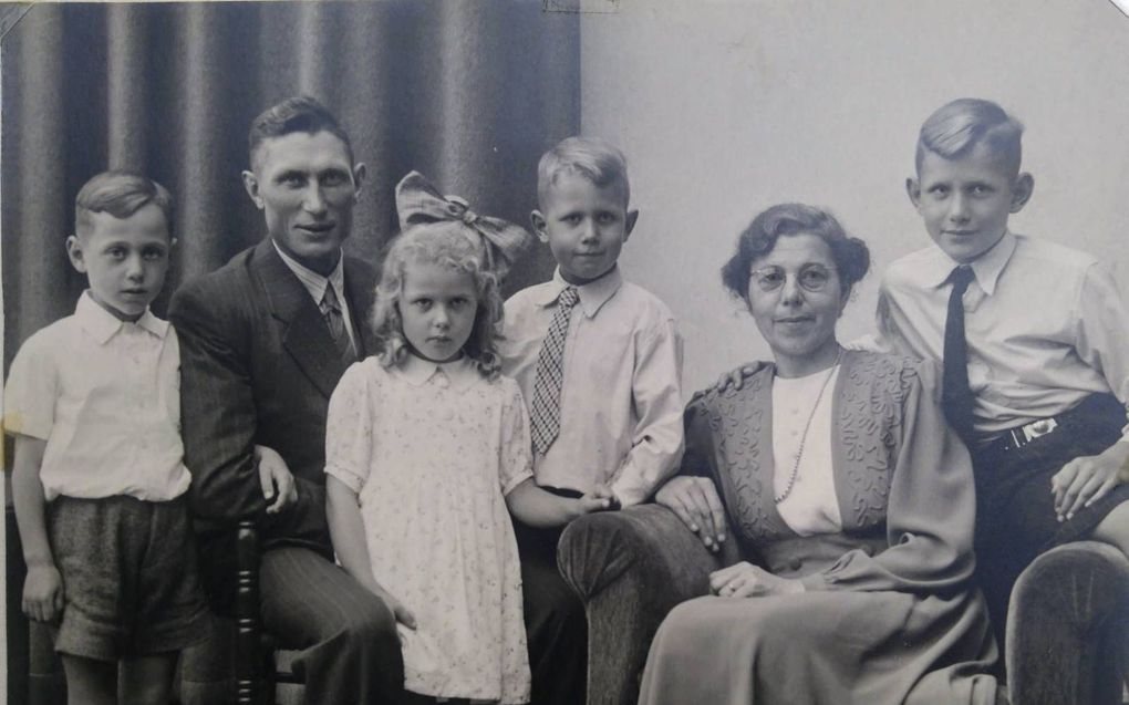 Het gezin De Boer. Van links naar rechts: Ben Springer, vader Riekelt, Jannie, Gerrit, moeder Jannetje en Jaap. beeld Gerrit de Boer